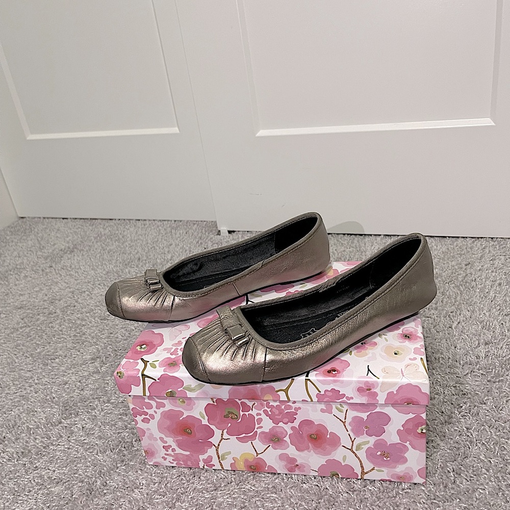 4𝒇𝒐𝒓$50 Marks&Spencer Silver Bow Ballet Pumps Size6